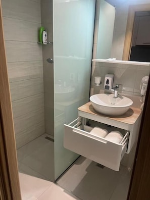 Deluxe Apartment, Courtyard View | Bathroom | Shower, hair dryer, slippers, towels - Villa Diamond (Mostar)