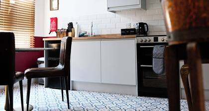 Cosy Alty Flat | Walk to Market | Tram to City