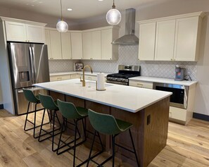 Private kitchen - Charming 2-bedroom 2 bath townhome with WiFi, AC in peaceful Ely (Ely)