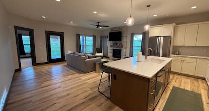 Charming 2-bedroom 2 bath townhome with WiFi, AC in peaceful Ely