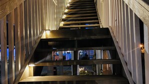Una escalera de madera que conduce a un edificio de varios pisos.