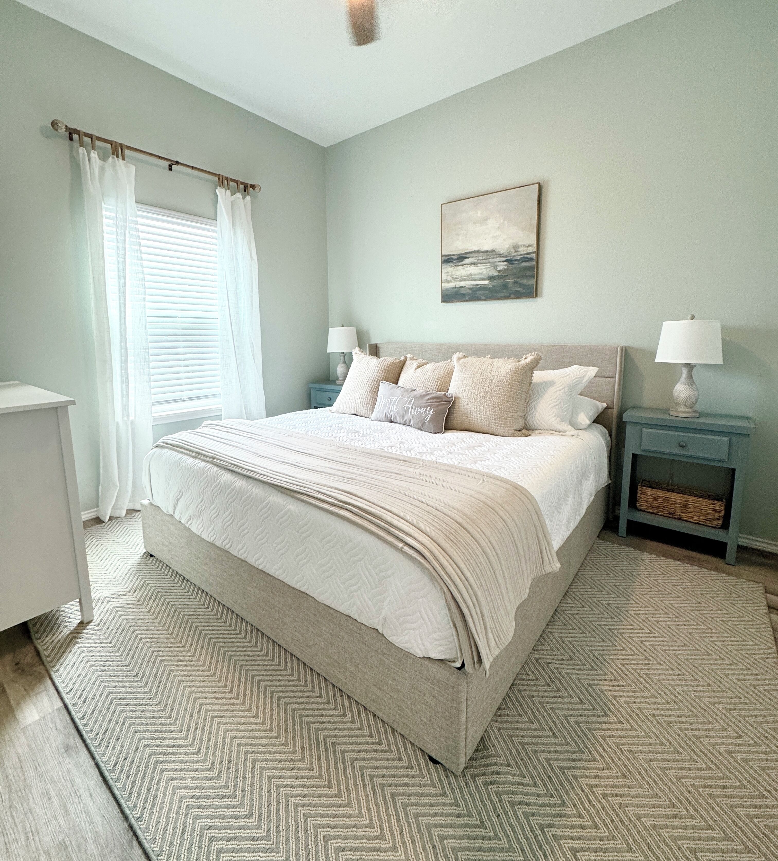 2 slaapkamers, een strijkplank/strijkijzer, reisbedje, gratis wifi