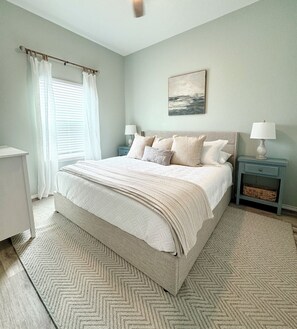 2 dormitorios, tabla de planchar con plancha, cuna de viaje