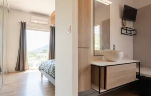 4 habitaciones, tabla de planchar con plancha, wifi y ropa de cama