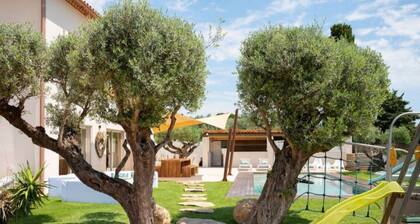 Villa Spacieuse,
12 couchages , 200m2,
Avec piscine.