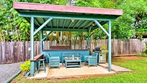 A covered outdoor seating area with a grill and bar stools. - Yonegan Maui Getaways - Haiku - Unit 7 (Haiku-Pauwela)