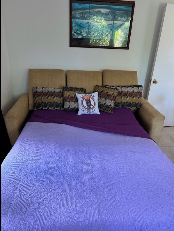 Tabla de planchar con plancha, acceso a internet y ropa de cama 