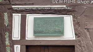 Il s’agit d’un bâtiment historique sur lequel est apposée une plaque commémorative en l’honneur de Johann Georg Nesztyfell, peintre et artiste mécanicien, né en 1694 et décédé en 1762.