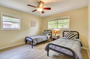 3 bedrooms, desk, WiFi, bed sheets - The Temple Retreat (Temple)