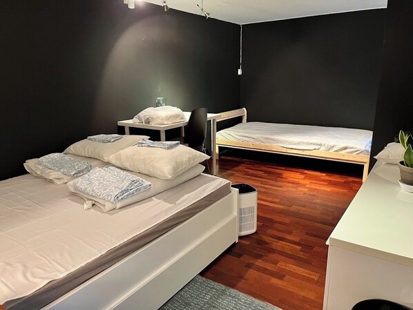 1 habitación, escritorio, tabla de planchar con plancha y wifi 