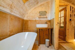 吹风机、毛巾、肥皂、卫生纸