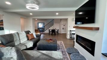 Smart TV, chimenea y libros