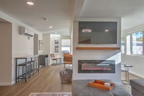 Smart-TV, peis og bøker