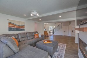 Smart TV, fireplace, books - Spacious & Stocked: 2Kings+Hot Tub+Fire Pit+Family Fun (Albuquerque)
