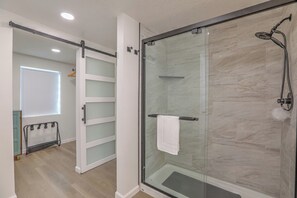 Shower, hair dryer, towels, soap - Spacious & Stocked: 2Kings+Hot Tub+Fire Pit+Family Fun (Albuquerque)
