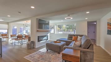 Smart TV, chimenea y libros