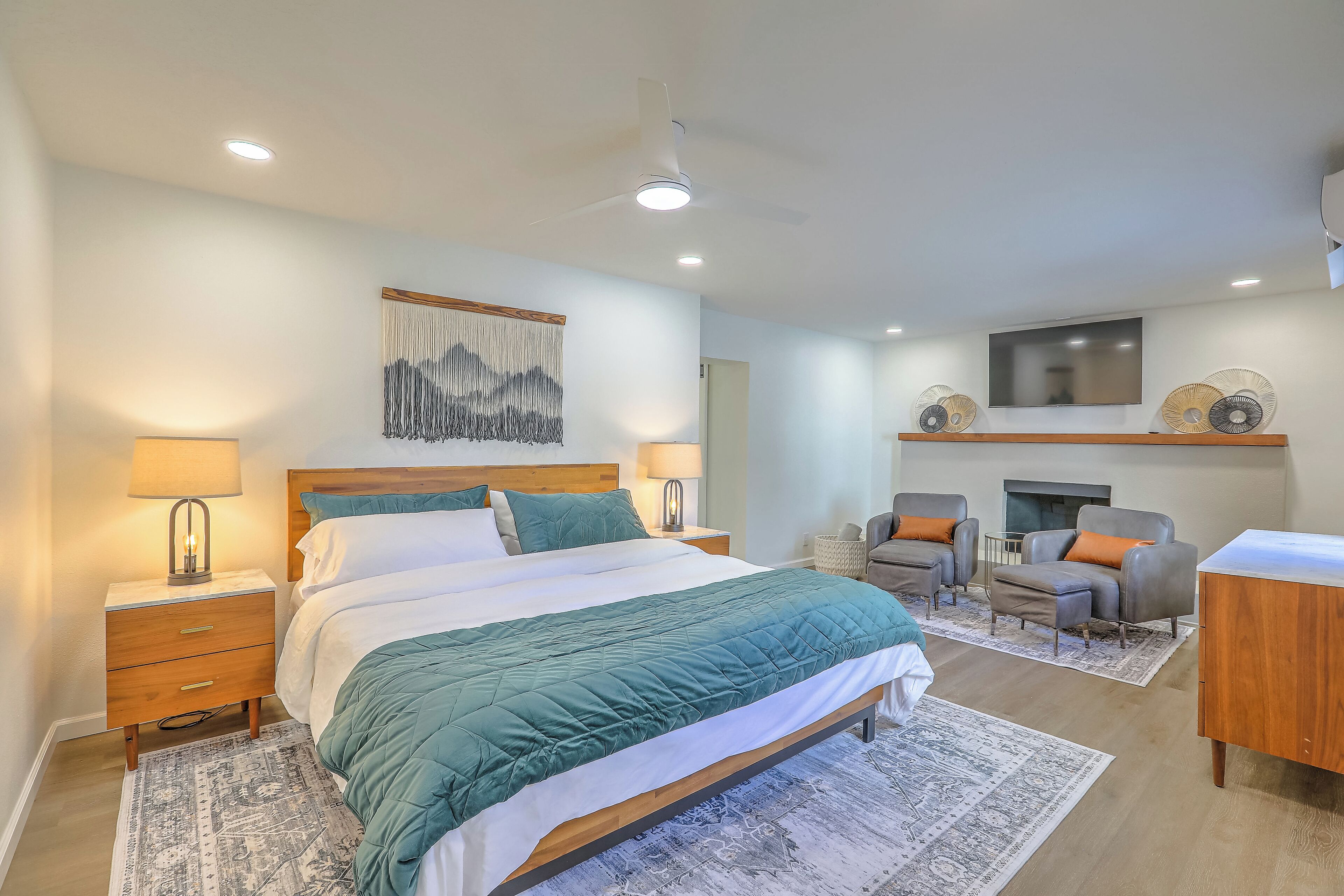 5 habitaciones, escritorio y tabla de planchar con plancha 