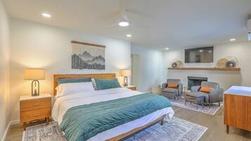 5 habitaciones, escritorio y tabla de planchar con plancha