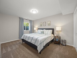 6 bedrooms, desk, iron/ironing board, travel crib - The Comfy Rambler- 6 bd 3 bath House (Orem)