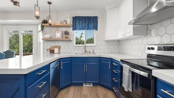 ثلاجة، ميكروويف، فرن، موقد طهي مسطح