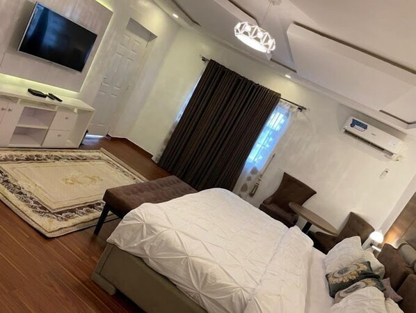 Familie appartement, balkon, uitzicht op de stad | 2 slaapkamers, een bureau, een laptopwerkplek, verduisterende gordijnen