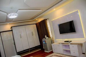 Familie appartement, balkon, uitzicht op de stad | 2 slaapkamers, een bureau, een laptopwerkplek, verduisterende gordijnen