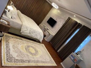 2 bedrooms, desk, laptop workspace, blackout curtains - Mega Pavilion Suite and Apartment (Abuja)