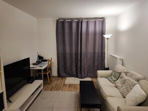 TV - Spacious + quiet 65m2 Apartment Balcony, Terrace, Swimming Pool, fully furnished (Wien)
