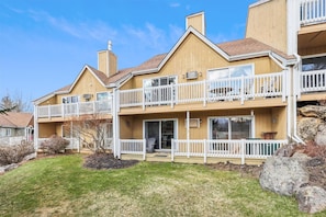 Exterior - First Chair: 2 br with resort pool, hot tub, sauna & gym in great location! (Stowe)