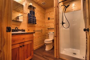 Shower - Smokey Bear Cabin on Main Street (Red River)