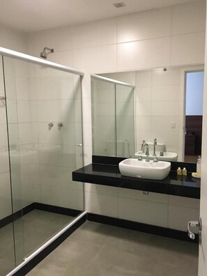 淋浴设施、吹风机、毛巾、肥皂