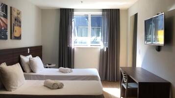 خزنة داخل الغرفة ومكتب وستائر تعتيم وواي فاي مجانًا