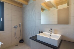Shower, hair dryer, towels, soap - Elegant house with Private Pool (Schinias)