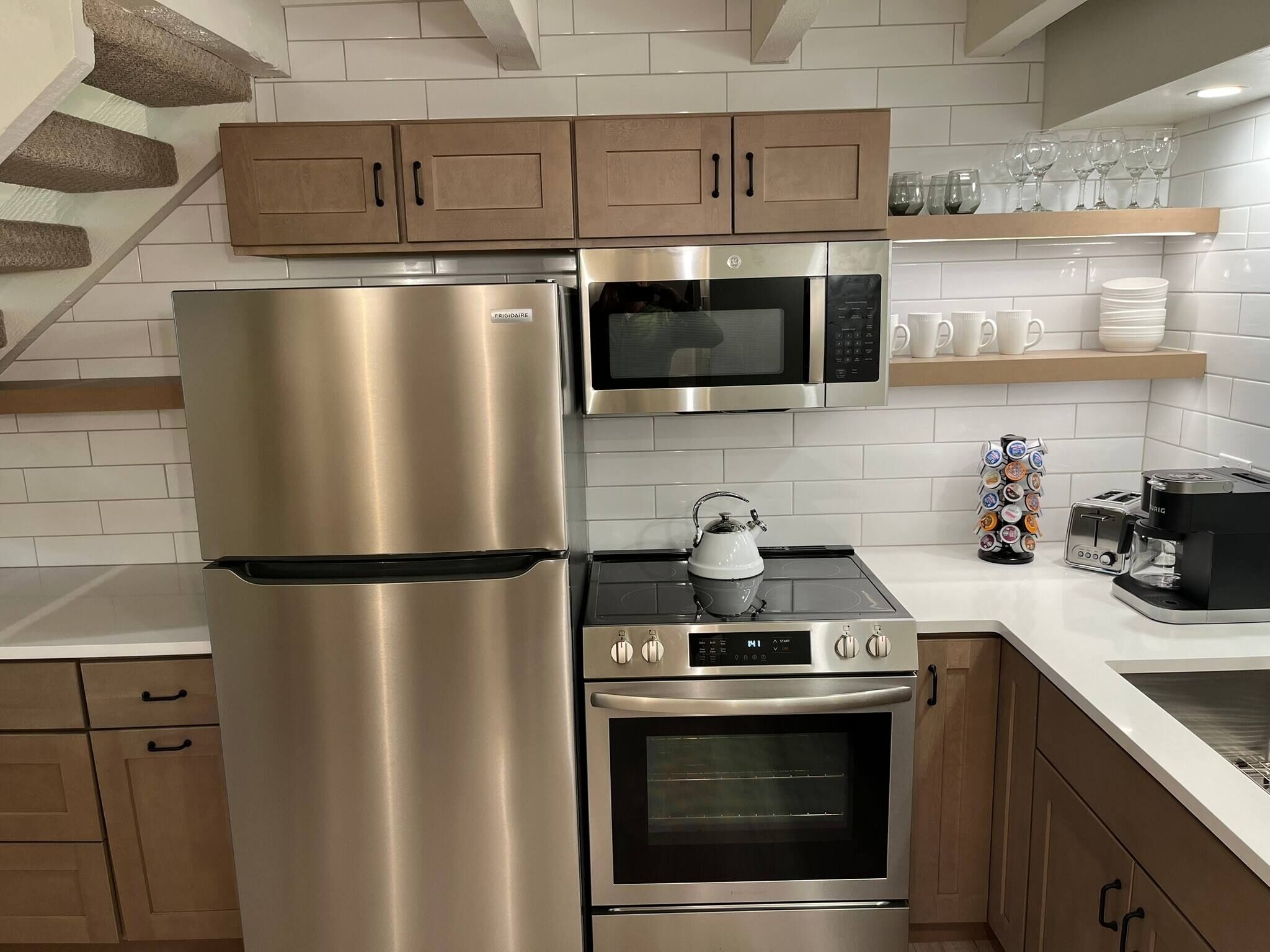 Refrigerador, microondas, horno y parrilla de estufa 
