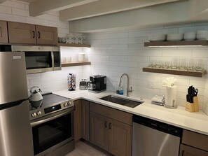 Refrigerador, microondas, horno, placa de cocina