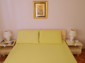 2 bedrooms, internet, bed sheets