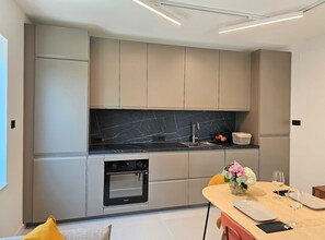 Frigorífico, horno, placa de cocina y lavavajillas