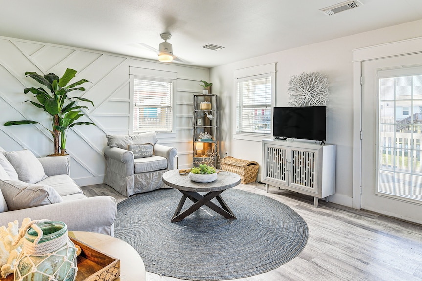 Modern Coastal Farmhouse: Walk To Surfside Beach! - Surfside Beach, TX