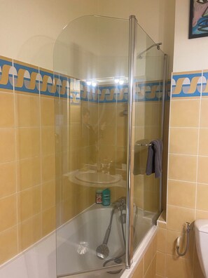 Secadora de cabello, toallas, jabón, papel de baño 