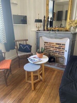 TV - The Jean Jaurès offers you a 30 m2 apartment in a XVIth century building. (Troyes)