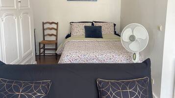 1 bedroom, bed sheets