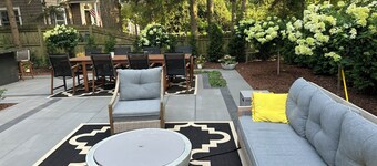 Exquisite designers lake house walk to beach, train, fantastic restaurants.