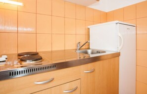 Refrigerador, horno, parrilla de estufa y cafetera y tetera