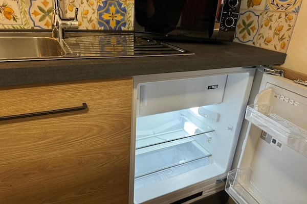 Frigorifero, microonde, bollitore elettrico, macinacaffè