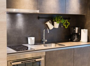 Réfrigérateur, un four, surface de cuisson, cafetière-théière