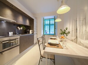 Kühlschrank, Ofen, Herdplatte, Wasserkocher mit Kaffee-/Teezubehör