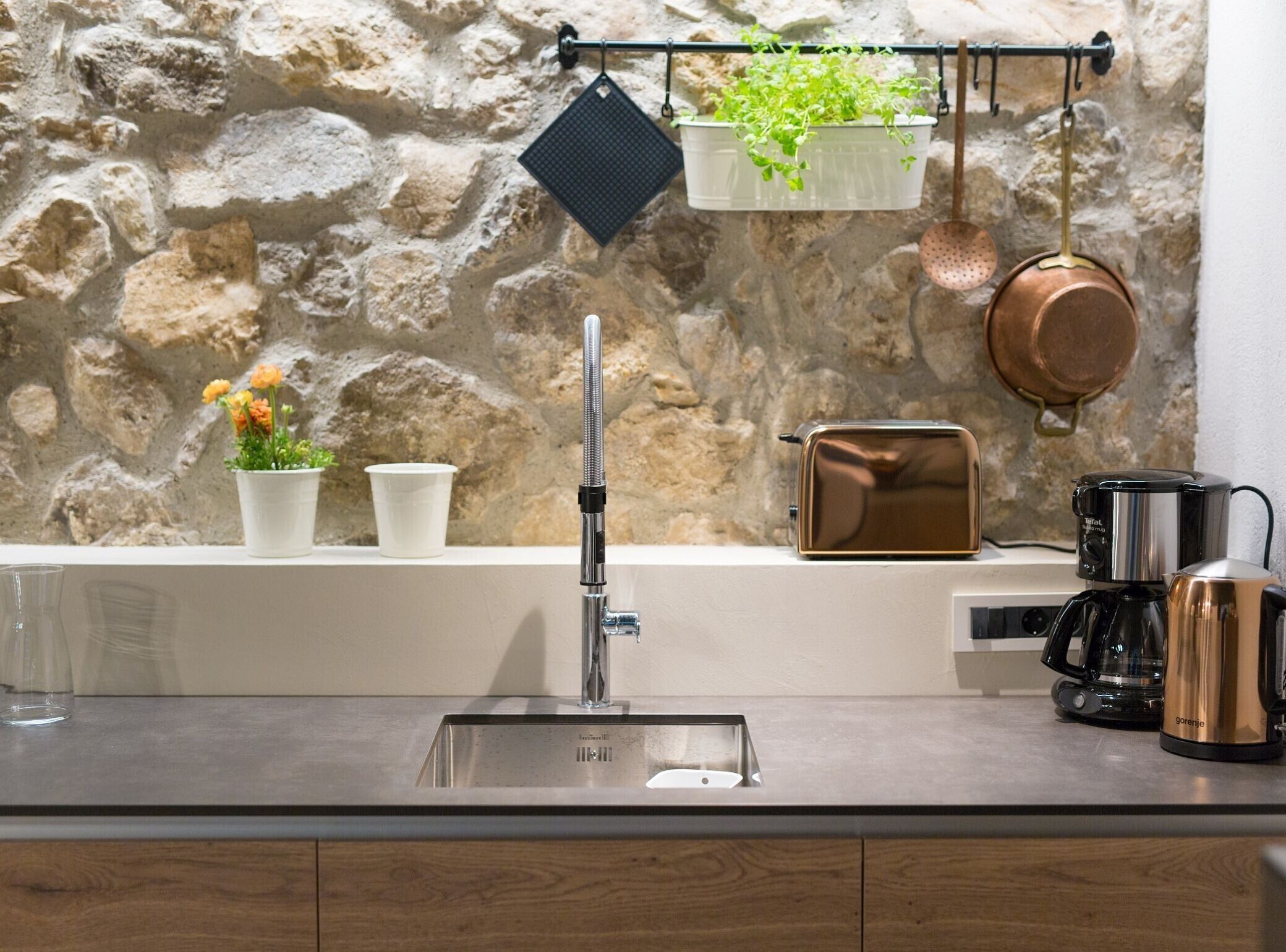 Refrigerador, horno, parrilla de estufa y cafetera y tetera 