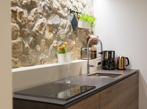 Réfrigérateur, un four, surface de cuisson, cafetière-théière