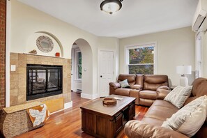 Smart TV, fireplace - The Grand Mare Trifecta | Luxury | Sleeps 19 (Saratoga Springs)