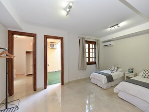 6 bedrooms, in-room safe, iron/ironing board, free WiFi